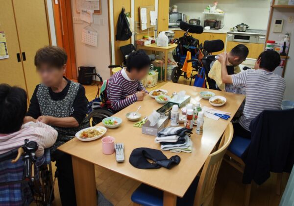 重度障害者グループホームやじろべえの食事風景